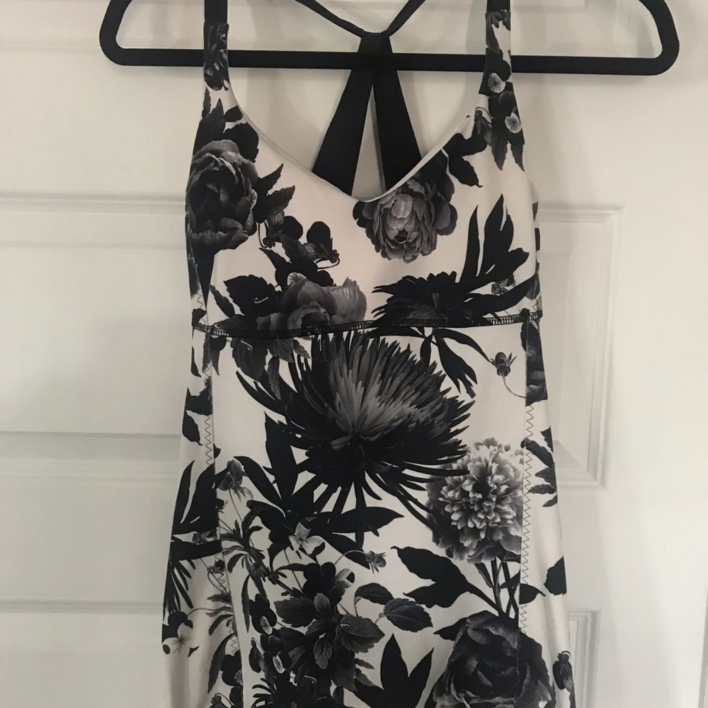 Lululemon tank top black and white floral design size 6